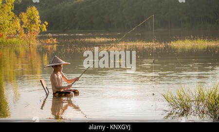 Asiatische little boy Angeln im See Stockfoto