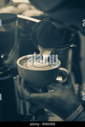 Barista, latte Art Kaffee, vintage Tone Stockfoto