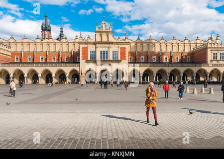 Krakauer Tuchhallen, dem großen Marktplatz und die Westseite des 16. Jahrhunderts Tuchhallen (Sukiennice) im Zentrum der Altstadt von Krakau, Polen. Stockfoto