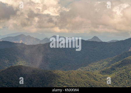 Wolken und eine Regendusche über die Cordillera Del Condor auf der Grenze zwischen Ecuador und Peru. Diese unberührte Bergwelt ist ein Ort von aussergewöhnlicher Plan Stockfoto