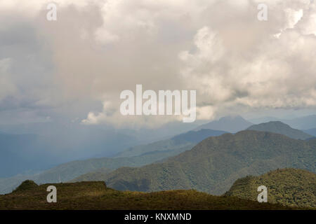 Wolken bilden über die Cordillera Del Condor auf der Grenze zwischen Ecuador und Peru. Diese unberührte Bergwelt ist ein Ort der außergewöhnlichen Pflanze und anim Stockfoto