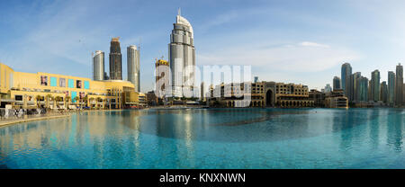 DUBAI, VAE - 19. NOVEMBER: Die Aussicht auf Dubai Mall und die Adresse Hotel. Es ist die weltweit größte Shopping Mall. Es befindet sich im Burj Khalifa komplexer Ein Stockfoto