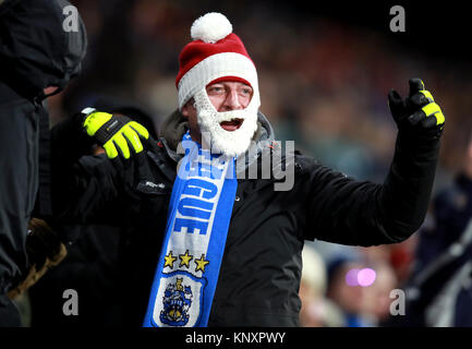 Eine Huddersfield Town Fan auf der Tribüne während der Premier League Match am John Smith's Stadion, Huddersfield. Stockfoto