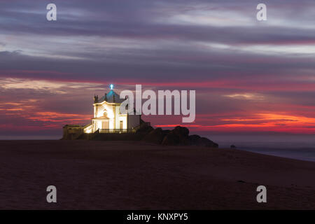 Kapelle Senhor da Pedra bei Nacht, Miramar Vila Nova de Gaia, Portugal Stockfoto