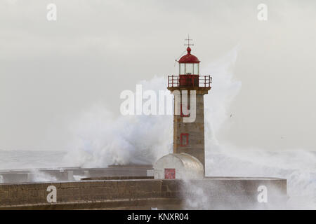 Wellen in Leuchtturm Farol de Tavira, Porto Portugal Stockfoto