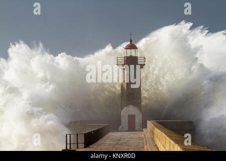 Wellen in Leuchtturm Farol de Tavira, Porto Portugal Stockfoto