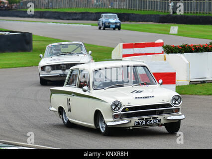 Rowan Atkinson, Richard Bateman, Ford Lotus Cortina Mk1, St Mary's Trophy Goodwood Revival 2013. FYA 448 C. Stockfoto