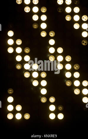 Runde weiße Lichter verwendet ein musikalisches Konzert zu beleuchten. Stockfoto