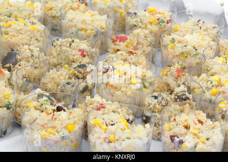 Gemüse Couscous in Plastikbechern serviert. Stockfoto