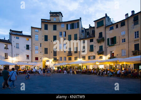 Piazza dell'Anfiteatro die in Form der alten römischen Amphitheater im historischen Zentrum von Lucca, Toskana, Italien. 31. August 2017 © wojciech Strozy Stockfoto