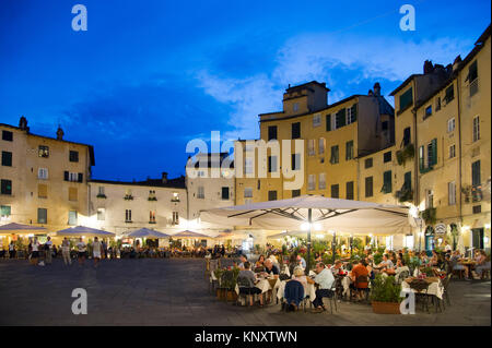 Piazza dell'Anfiteatro die in Form der alten römischen Amphitheater im historischen Zentrum von Lucca, Toskana, Italien. 31. August 2017 © wojciech Strozy Stockfoto