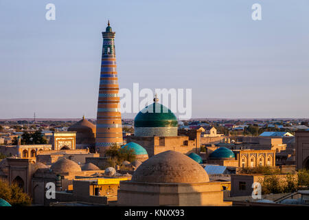 Die Skyline der Stadt Chiwa bei Sonnenuntergang, Chiwa, Usbekistan Stockfoto