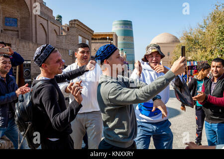 Junge Usbeken Film selbst Tanzen auf der Straße während einer Hochzeitsfeier, Chiwa, Usbekistan Stockfoto