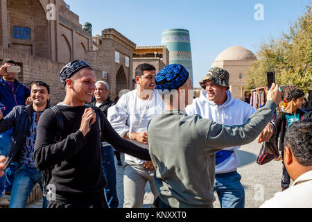 Junge Usbeken Film selbst Tanzen auf der Straße während einer Hochzeitsfeier, Chiwa, Usbekistan Stockfoto