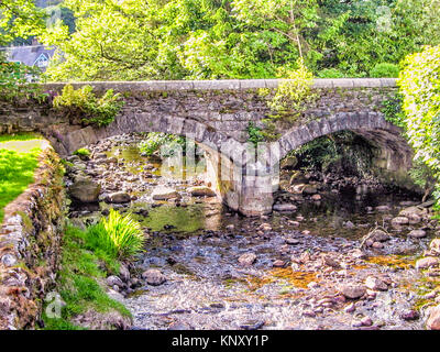 Brücke über den Fluss Glennmacnass, Glendalough, Co Wicklow, Irland, circa 2007. Glendalough ist eine frühe christliche monastischen Siedlung von S gegründet. Stockfoto