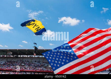 CHEYENNE, Wyoming, USA - 27. JULI 2017: US Navy Leap Frogs Team der Fallschirmspringer öffnet den jährlichen Grenze Tage Rodeo. Die amerikanische Flagge. Stockfoto