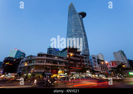Bitexco Financial Tower in der Dämmerung im Finanzviertel von Ho Chi Minh City, Vietnam. Stockfoto