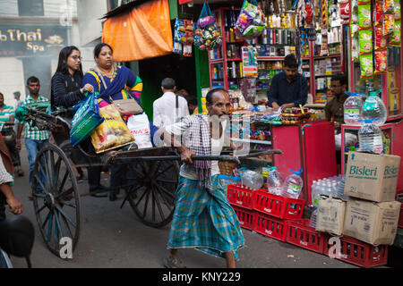 Eine Hand gezogenen Rikscha Arbeiter in der Sudder Street District von Kolkata, Indien Stockfoto