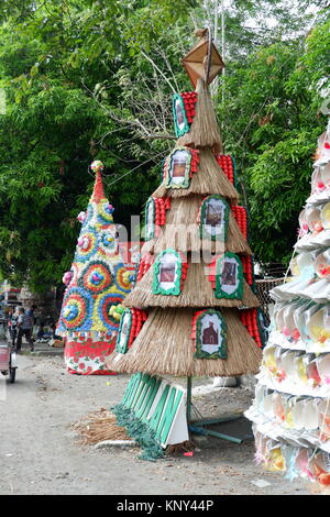 Erstaunlich und bunten Hintergrund der Weihnachtsbäume aus recycelten Materialien Stockfoto