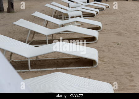 Ruhe Stühle, Sand und Strand Stockfoto