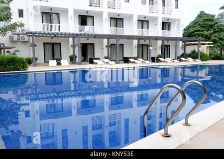 Wunderschönes Hotel, Stühle und blauen Pool Stockfoto