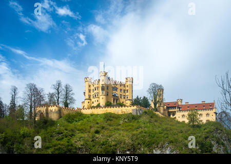 Schloss Hohenschwangau, Blick von Schloss Neuschwanstein, dem berühmten Aussichtspunkt in Füssen, Deutschland Stockfoto