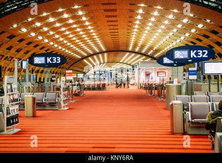 Paris, Frankreich, 11. Dezember 2017: Im Terminal 2 von Paris Charles de Gaulle International Airport Stockfoto