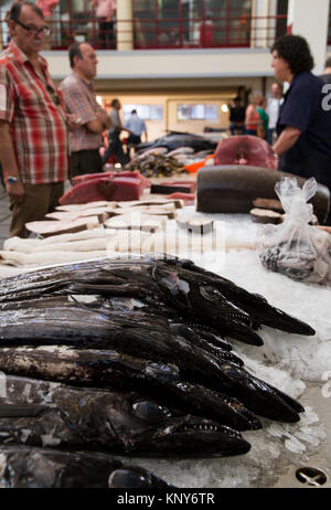 Anbieter und Käufer Handel Fische innerhalb der Bauernmarkt von Funchal Madeira mit Blick auf espada Fisch Stockfoto