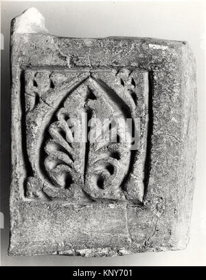 MET-Kollektion aus iranischem Stuckdado aus dem 10. Jahrhundert aus Nishapur, mit geschnitztem dekorativem architektonischem Design. Stockfoto