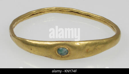 Römisches Armband MET sf17-190-1657s4 464062, ca. 100-300 n. Chr., Gold mit Glas- oder Steinfassung, Abmessungen 7/8 x 1/2 cm, Teil der Sammlung des Metropolitan Museum of Art, Geschenk von J. Pierpont Morgan. Stockfoto