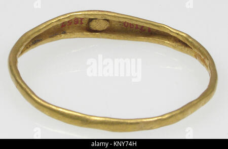 Römisches Armband MET sf17-190-1657s5 464062, ca. 100-300 n. Chr., aus Gold mit Glas- oder Steineinstellungen, Maße 7/8 x 1/2 cm, Geschenk von J. Pierpont Morgan an das Metropolitan Museum of Art Stockfoto