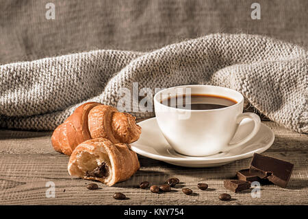 Kaffee mit Gipfeli Stockfoto