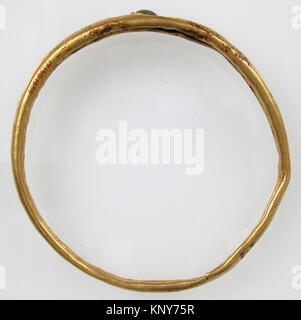 Römisches Armband aus der MET-Kollektion, Katalog sf17-190-1658s2, datiert 100–300 CE, Gold mit Glas- oder Steineinstellungen, Abmessungen 7,3 x 1,2 cm. Stockfoto