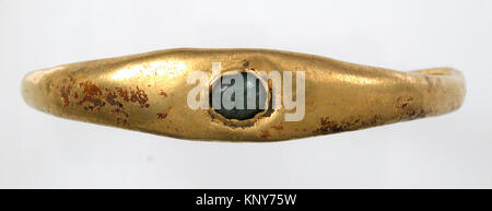 Römisches Armband aus der MET-Kollektion, Katalog sf17-190-1658s3, datiert 100–300 CE, Gold mit Glas- oder Steineinstellungen, 7,3 x 1,2 cm. Stockfoto