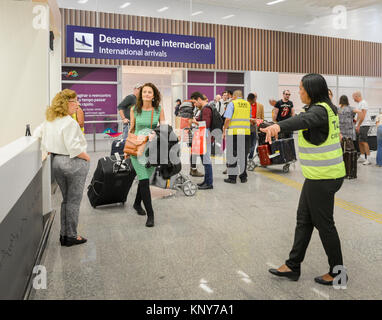 Rio de Janeiro, Brasilien - Dezember 12th, 2017: Chaotische internationale Ankunftshalle bei Rio de Janeiro der Flughafen Galeao Stockfoto