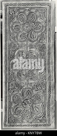 Foto einer Stuckdado-Platte aus dem 10. Jahrhundert aus Nishapur, Iran, mit geschnitzten dekorativen Mustern, die zum Studium und zur Ausstellung aufbewahrt werden. Stockfoto