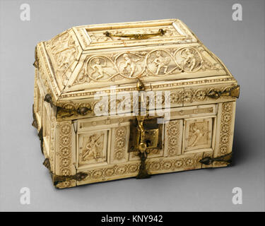 Diese byzantinische Schatulle aus dem 11. Jahrhundert aus Konstantinopel zeigt Elfenbein- und Knochenschnitzereien von Kriegern und Tänzern, mit vergoldeten Kupferhalterungen (8 x 11 3/8 x 7 1/2 cm), Teil der Sammlung des Metropolitan Museum of Art, die von J. Pierpont Morgan geschenkt wurde. Stockfoto