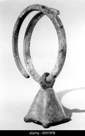 Diese Armbandglocke aus der MET-Kollektion, Katalognummer 208671, ist ein altes römisches Bronzemedaillon, das römische Metallverarbeitungstechniken und persönliche Verzierungen demonstriert. Stockfoto