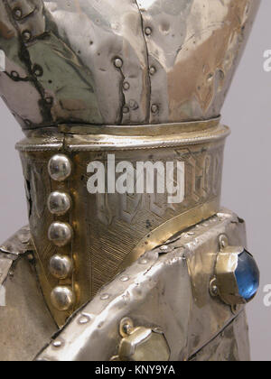 Arm Reliquiar MET sf 17-190-353 d1 464334 Französisch, Arm Reliquiar, 13. Jahrhundert, mit Ergänzungen aus dem 15. Jahrhundert, Silber, Silber-vergoldeten, Glas und Bergkristall cabochons über Holzkern, Gesamt: 20 5/16 x 6 1/4 x 2 15/16 in. (51,6 x 15,8 x 7.4cm). Das Metropolitan Museum of Art, New York. Geschenk der J. Pierpont Morgan, 1917 (17.190.353). Stockfoto