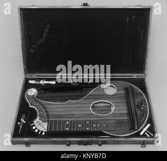 Ein Konzertzither in der Sammlung des Metropolitan Museum of Art, in dem Design, Streicher und Struktur für musikalische Darbietungen hervorgehoben werden. Teil historischer Instrumente. Stockfoto