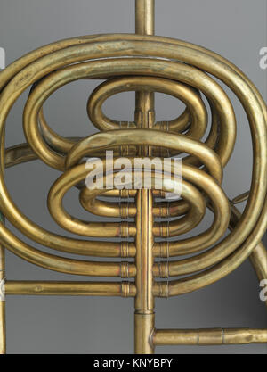 Ein omnitonisches Messingdekor aus dem 19. Jahrhundert aus dem Metropolitan Museum of Art, das historisches Design und die Handwerkskunst von Blasinstrumenten veranschaulicht. Stockfoto