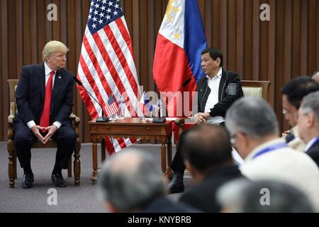 Us-Präsident Donald Trump, Links, während eines bilateralen Treffens mit philippinischen Präsidenten Rodrigo Duterte, rechts, am Rande des ASEAN-Gipfel an der Philippine International Convention Center November 13, 2017 in Pasay City, Manila, Philippinen. Stockfoto