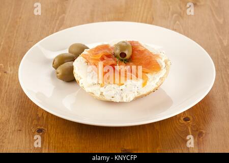 Eine Platte der Slice Bagel mit Lachs und Oliven Stockfoto