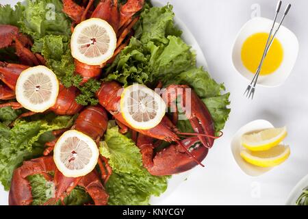 Ein Teller mit Salat und Hummer Stockfoto