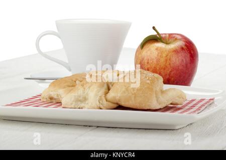 Almond Croissants in der Platte mit Apple und Schale Stockfoto