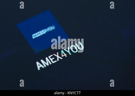 New York, USA - 12. Dezember 2017: American Express Symbol auf Bildschirm des Smartphones. American Express App Icon mit Kopie Speicherplatz auf scre Stockfoto