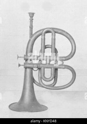 Ein Cornopean, ein Blasinstrument aus Messing mit geschwungenem Design, das in Ensembles aus dem 19. Jahrhundert verwendet wird und vom Metropolitan Museum of Art gehalten wird Stockfoto