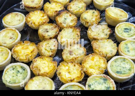 Quiche backen Mini mundgerechte Häppchen Stockfoto