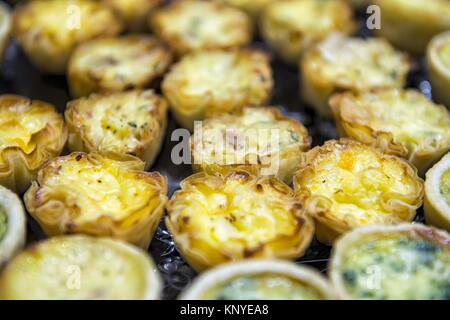 Quiche backen Mini mundgerechte Häppchen Stockfoto