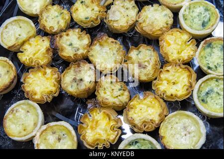 Quiche backen Mini mundgerechte Häppchen Stockfoto